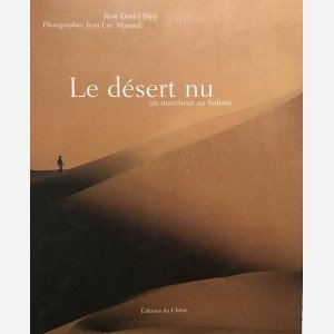 Le désert nu. Un marcheur au Sahara